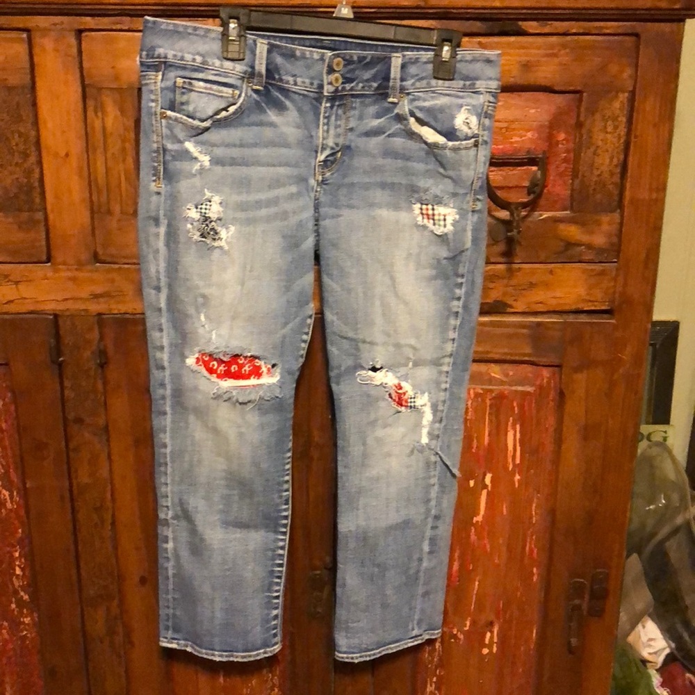 AE CROPPED JEANS WITH PATCHES SIZE 12